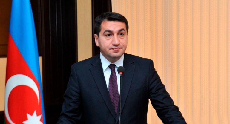 Hikmət Hacıyev jurnalistləri təbrik etdi