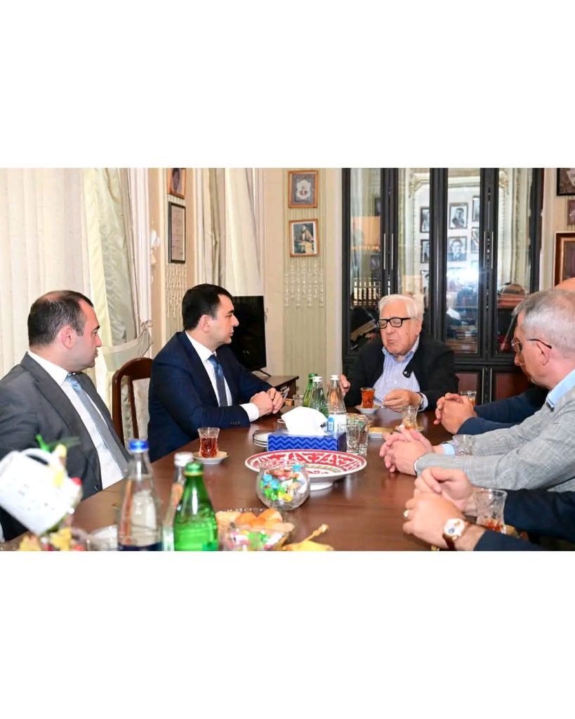 Mədəniyyət naziri Adil Kərimli Azərbaycan Yazıçılar Birliyinin sədri Anarla görüşüb.