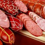 Kolbasanın içində nə var? – İstehsalçılar istehlakçının diqqətsizliyindən necə yararlanır