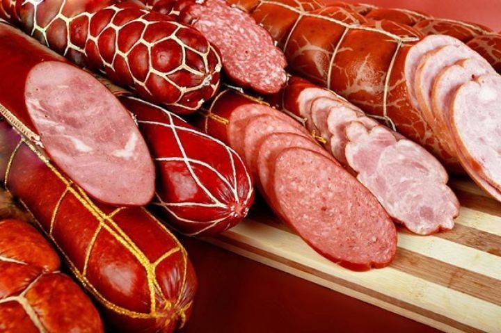 Kolbasanın içində nə var? – İstehsalçılar istehlakçının diqqətsizliyindən necə yararlanır