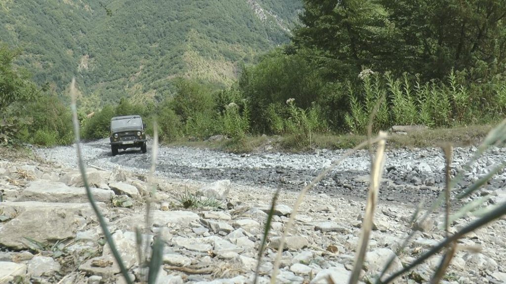 Girişi pullu edilən İlisu şəlaləsinə qalxan yol bərbad vəziyyətdədir – (Video)